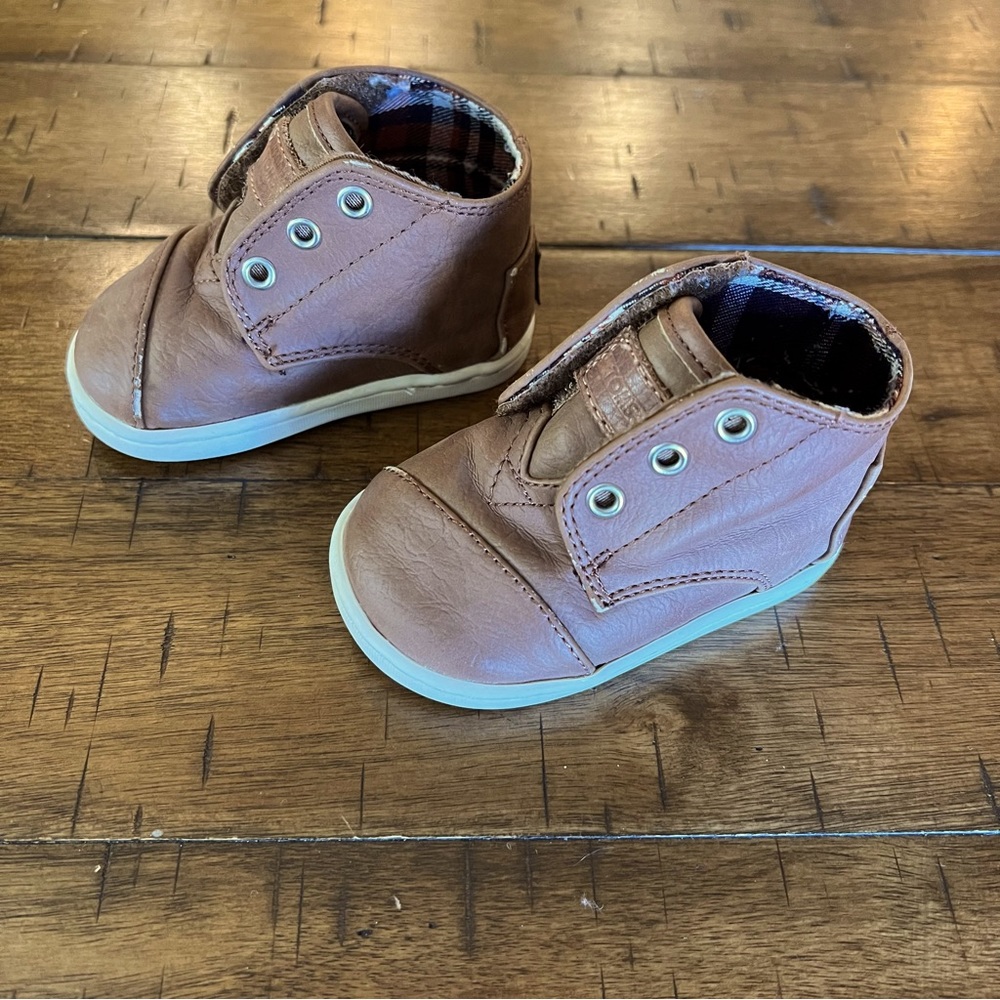 TOMS Boots - Leather - Baby/Toddler size 4 - T4 Paseo Mid Style